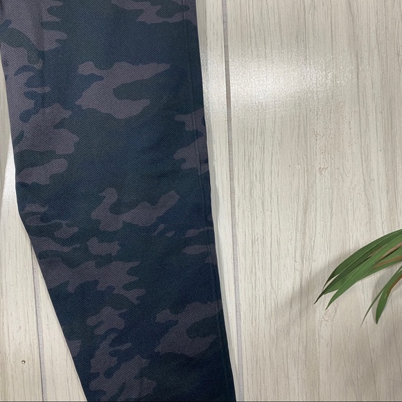 Spanx Look At Me Now Seamless Cropped Legging Camo size M Medium - Picture 9 of 11